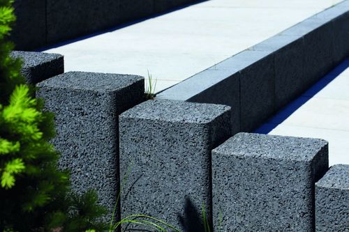 Jak wykonać ogrodowe dekoracje z gotowych prefabrykatów betonowych